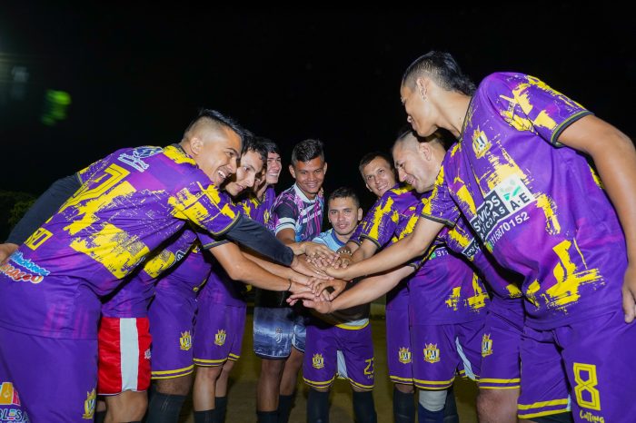 Deportistas del barrio buscan la copa en torneo de fútbol